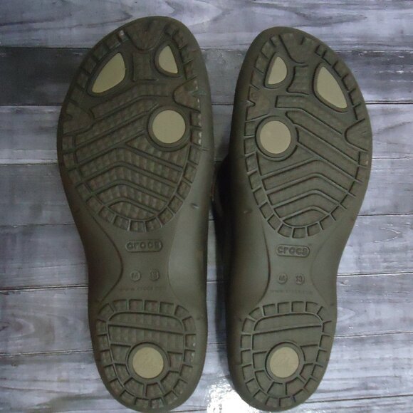 SIZE 13. Crocs classic men’s odor-resistant flip flop sandals. main image 12